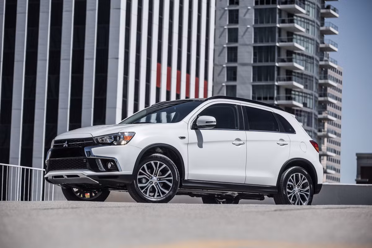 Thay vào đó, hãng xe Nhật Bản chỉ cho ra mắt mẫu xe Mitsubishi Outlander Sport phiên bản 2018, đây chỉ là mẫu xe nâng cấp từ thế hệ hiện tại với các cải tiến nhẹ nhàng và trang bị thêm một số các tính năng mới.