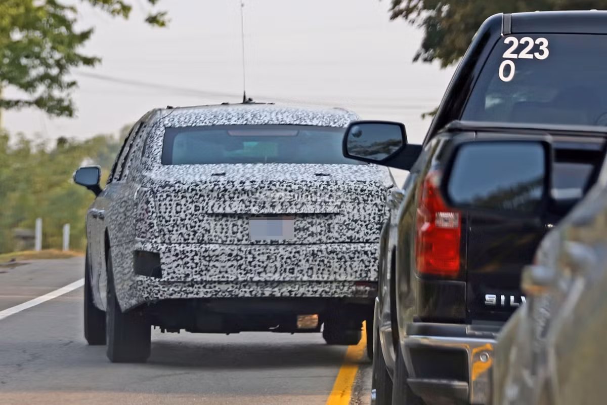 Tất cả các hình ảnh đều chỉ nhìn được phía bên ngoài chiếc "quái thú" mới của Donald Trump và không hề biết được nội thất bên trong như thế nào. Nhưng theo những thông tin về thiết kế trước đó, siêu xe limousine mới của ông Trump sẽ có cách bố trí ghế 2+3+3 như Cadillac One.