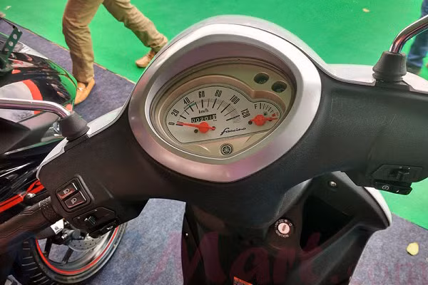 Cụm đồng hồ dạng cổ điển thiết kế lớn hiển thị các thông số kỹ thuật như đèn báo xăng, đèn báo rẽ, tốc độ, vòng tua máy,…