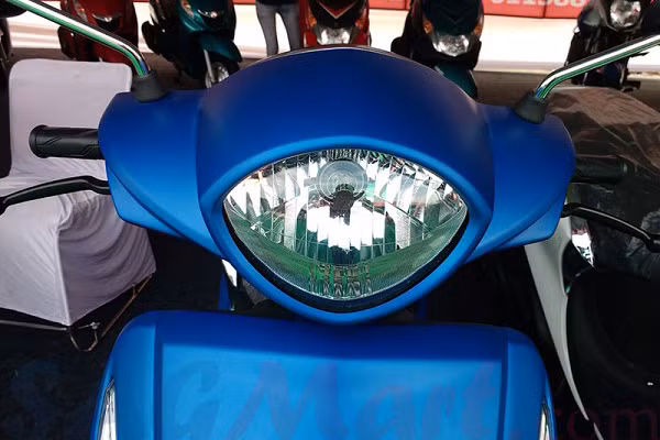 Xe nổi bật với phần đầu xe là cụm đèn pha lớn, trong khi hai áo yếm trước của xe là cặp đèn xi-nhan lớn nằm tách biệt ở hai bên.