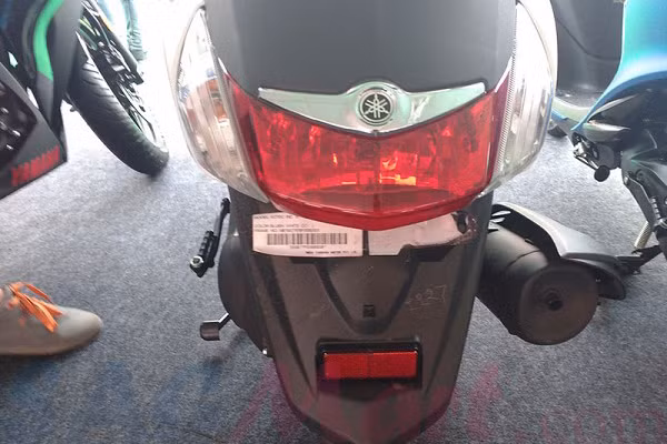 Ngoài ra, mẫu xe Yamaha Fascino có bình xăng với dung tích 5.2 lít và trọng lượng 103 kg. Đây sẽ là đối thủ của các mẫu xe ga như TVS Jupiter, Honda Activa 4G và Hero Maestro Edge.