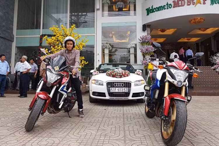 Bên cạnh chiếc xe sang Audi A4 mui trần, tại đám rước dâu này còn xuất hiện bộ đôi môtô pkl Honda CB1000R, mẫu xe này sở hữu khối động cơ 998cc Inline lấy từ CBR1000RR 2007, cho công suất cực đại 125 mã lực tại 10.000 vòng/phút, mô-men xoắn cực đại 99 Nm tại 7.750 Nm đi kèm hộp số 6 tốc độ. giá bán của xe khoảng 400 triệu đồng.