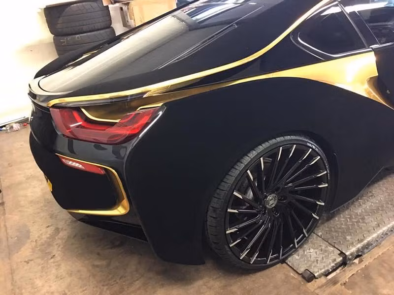 Phần đuôi xe và trần được giữ nguyên bản đen bóng. Các chi tiết mạ vàng và bọc nhung kết hợp lại khiến cho chiếc xe trở nên đầy sang chảnh.