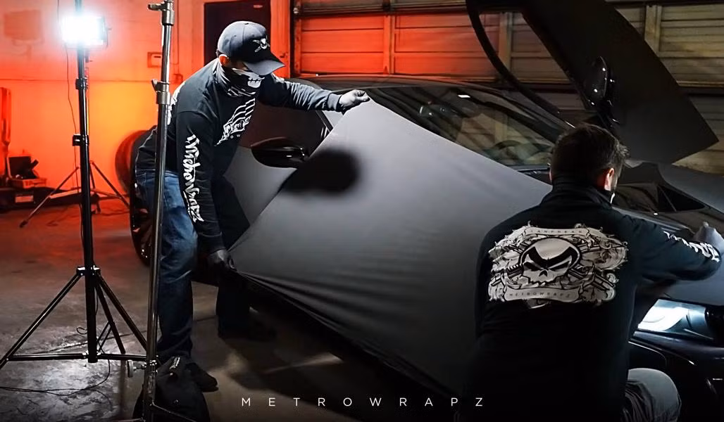 Chất liệu bọc nhung trên chiếc BMW i8 được dệt từ sợi vải cực bền để có thể chống chịu mọi loại thời tiết. Chưa hết, nhung còn đi kèm lớp keo đặc biệt để bám chắc vào bề mặt xe. Tất cả đều được công ty Velvet Cars đến từ Pháp phân phối và thực hiện các công đoạn bọc.