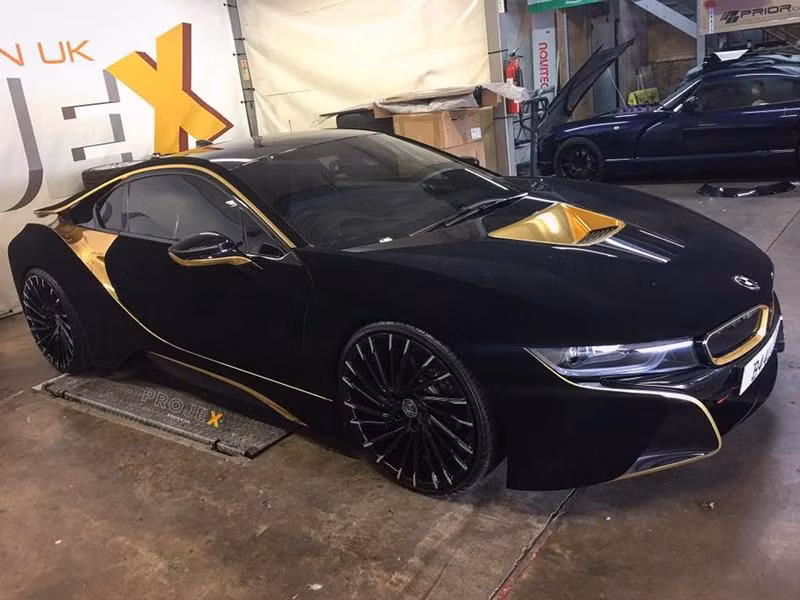 Những đường nét mạ vàng trên xe rất uyển chuyển, tinh tế khiến siêu xe đen trở nên huyền bí và hấp dẫn hơn hẳn so với những chiếc i8 khác.