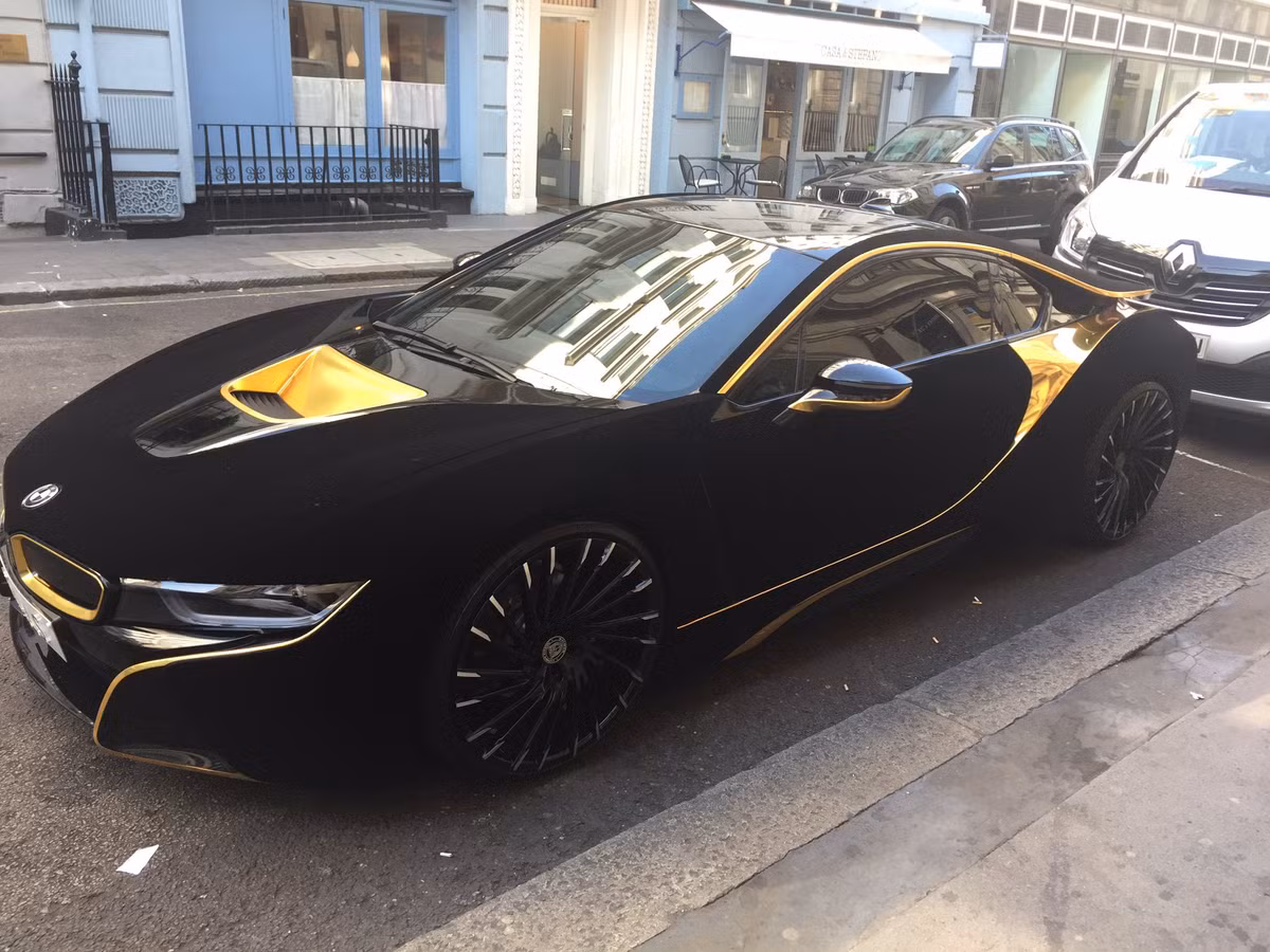 Ngoài các chi tiết bọc nhung và mạ vàng độc đáo, bánh xe cũng được chue nhân trang trí màu đen vàng kết hợp hết sức ăn ý với màu thân xe.