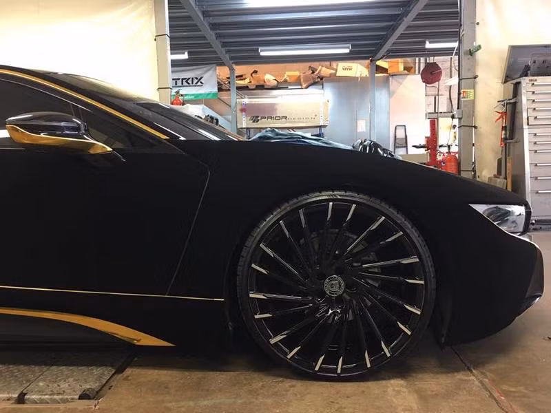 Xe ôtô bọc nhung được đánh giá là mốt lạ nhất từng thấy, mặc dù trước đây cũng đã có nhiều mẫu siêu xe thể thao đình đám được độ lên. Tuy nhiên, riêng với siêu xe thể thao BMW i8 thì đây là lần đầu tiên.