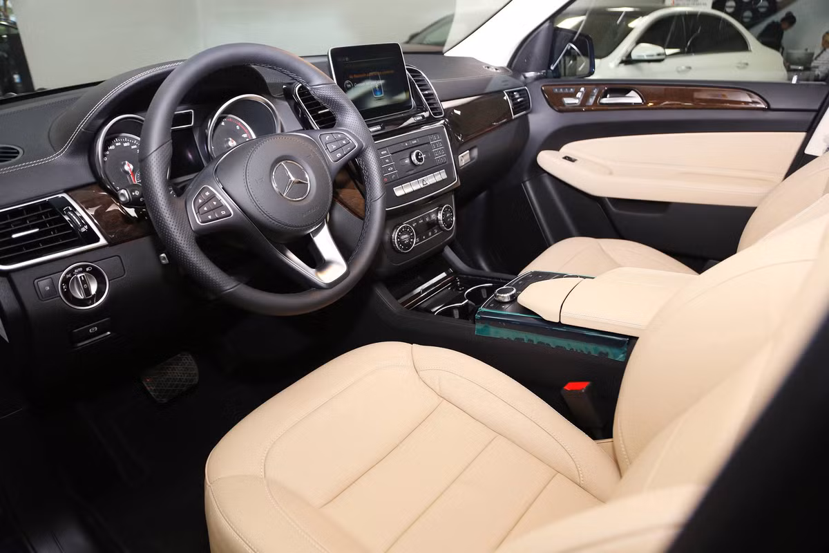 Ở bên trong, nội thất của GLS 350 d 4MATIC ấn tượng với các chi tiết được ốp gỗ Poplar màu đen bóng hoặc gỗ Eucalyptus màu nâu bóng kết hợp với đèn viềng xung quanh có thể tùy chỉnh 3 màu sắc.