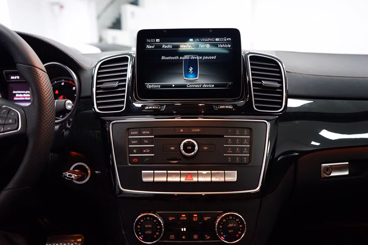 Vô-lăng dạng 3 chấu bọc da Nappa tích hợp các phím chức năng, hàng ghế trước điều chỉnh điện với 3 vị trí và được tích hợp chức năng sưởi, bảng điều khiển nằm ở khu vực trung tâm, đi kèm là một màn hình màu đa phương tiện dạng 2 ống kích thước 4,5 inch được đặt tách rời.