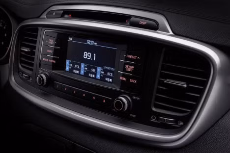 Màn hình cảm ứng giải trí LCD tích hợp Android Auto và Apple Carplay mới nhất của Kia, điều hòa hai vùng độc lập, phím chức năng thiết kế dạng nút bấm tập trung ở chính giữa khu vực bảng táp-lô.