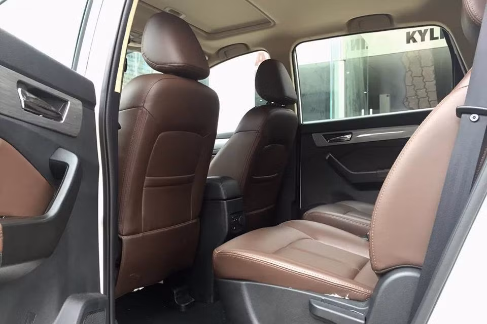 Về khả năng vận hành, BAIC F5 chỉ được trang bị khối động cơ tăng áp 1,3 lít kết hợp với hộp số sàn 6 cấp (thấp hơn nhiều so với Toyota Innova).