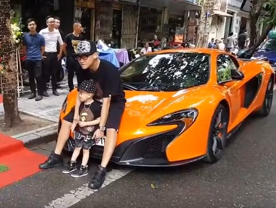 Thiếu gia Bình Dương và quý tử Ricky tranh thủ chụp ảnh "khoe" siêu xe trước sự chứng kiến, ngưỡng mộ của nhiều người.
