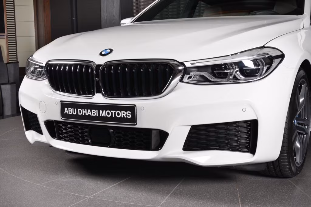 BMW 6-Series Gran Turismo 2018 được trang bị lưới tản nhiệt cỡ lớn đi kèm đèn pha LED tiêu chuẩn. Những điểm nhấn khác trên xe bao gồm cửa sổ trời toàn cảnh, lỗ hút gió ở hai bên hốc bánh xe trước và đèn chiếu hậu phong cách 3D.
