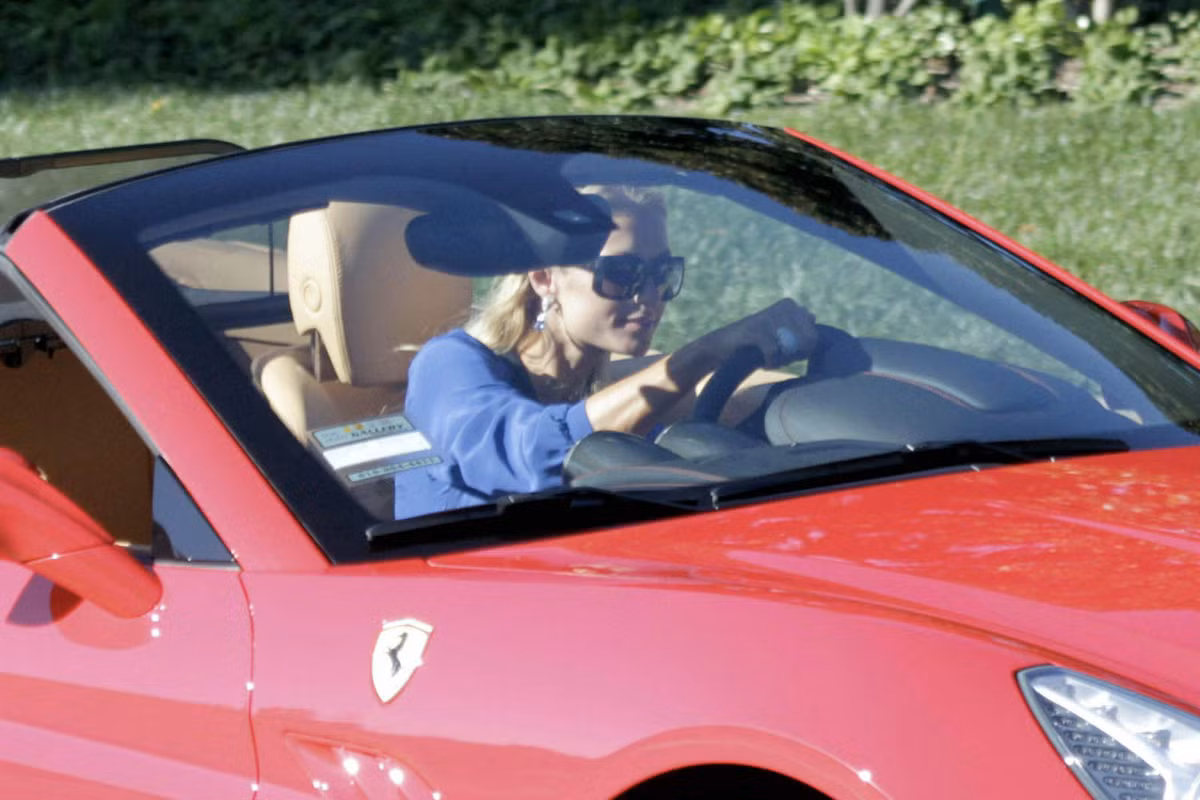 Cô cũng gây choáng khi sở hữu chiếc Ferrari California Spyder màu đỏ. Xe được trang bị khối động cơ V8 4.3 lít, công suất cực đại 460 mã lực tại vòng tua 7.500 vòng/phút. Xe có khả năng tăng tốc 0-100 km/h trong vòng chưa đầy 4 giây. 
