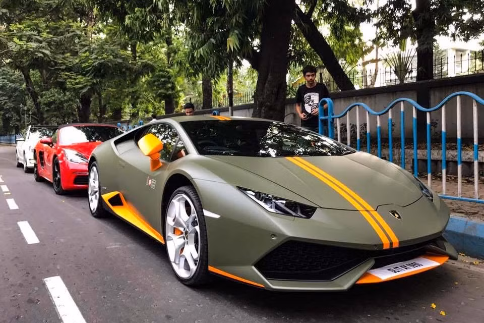 Mới đây, hình ảnh của chiếc siêu xe thể thao thuộc vào hàng hiếm Lamborghini Huracan LP610-4 Avio bất ngờ xuất hiện trên đường phố Shubham Bubna, Ấn Độ nhanh chóng thu hút sự quan tâm của giới mê xe trên toàn thế giới.