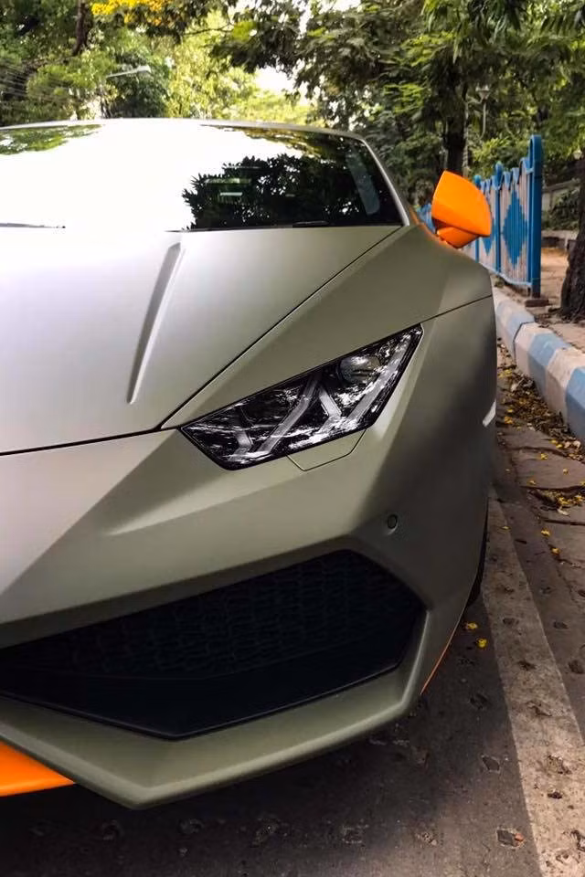 Bộ la-zăng nguyên bản được chủ nhân thay thế bằng bộ vành làm bằng hợp kim sáng bóng GIANO kích thước 20 inch thay vì đen Nero hay mờ xám Grigio Titanio.