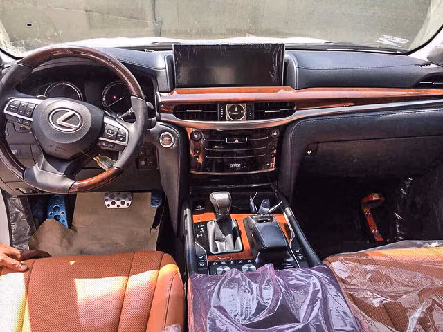 Không được nâng cấp nhiều như kiểu dáng, nội thất của Lexus LX570 Superior ít thay đổi, chỉ có bộ ghế bọc da nâu kết hợp với các miếng ốp khoang xe nâu - đen và bộ pedal thể thao bằng nhôm mới. 