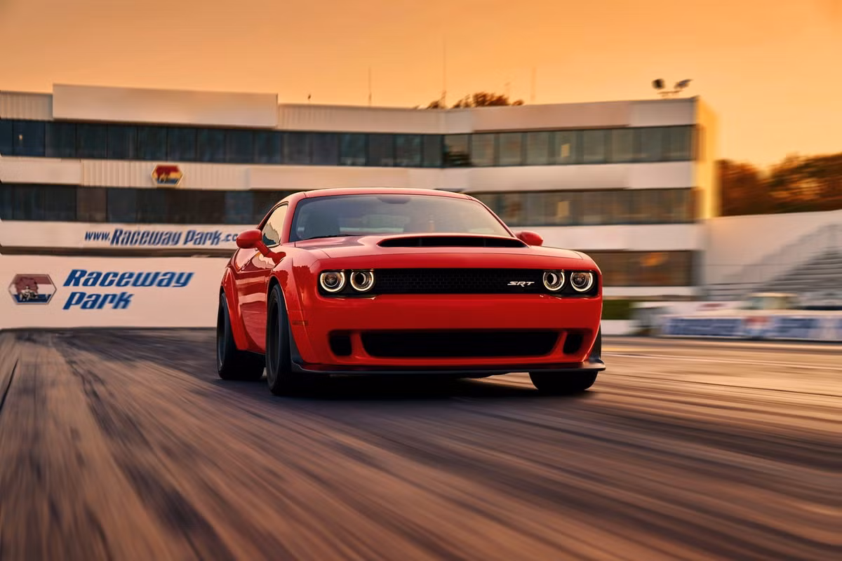 Dodge Challenger SRT Demon 2018 sở hữu động cơ động cơ siêu nạp Supercharged V8 6.2L HEMI Demon, đạt công suất 840 mã lực và mô-men xoắn cực đại 1.044Nm. Tuy nhiên sức mạnh này đạt được với loại nhiên liệu octane cao không chì (100+). Còn với nhiên liệu thông thường, công suất đạt 808 mã lực và mô-men xoắn cực đại 972Nm.