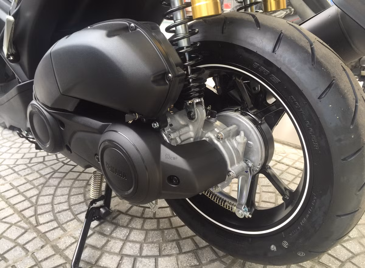 Yamaha NVX 155 Camo trang bị khối động cơ Blue Core 155cc 4 thì, 4 van SOHC, làm mát bằng dung dịch, xi-lanh đơn, phun xăng điện tử với hệ thống CVT, công suất tối đa 11.0 kW ở 8.000 vòng/phút và mô-men xoắn cực đại ở tốc độ 13.8 Nm tại 6.250 vòng/phút.