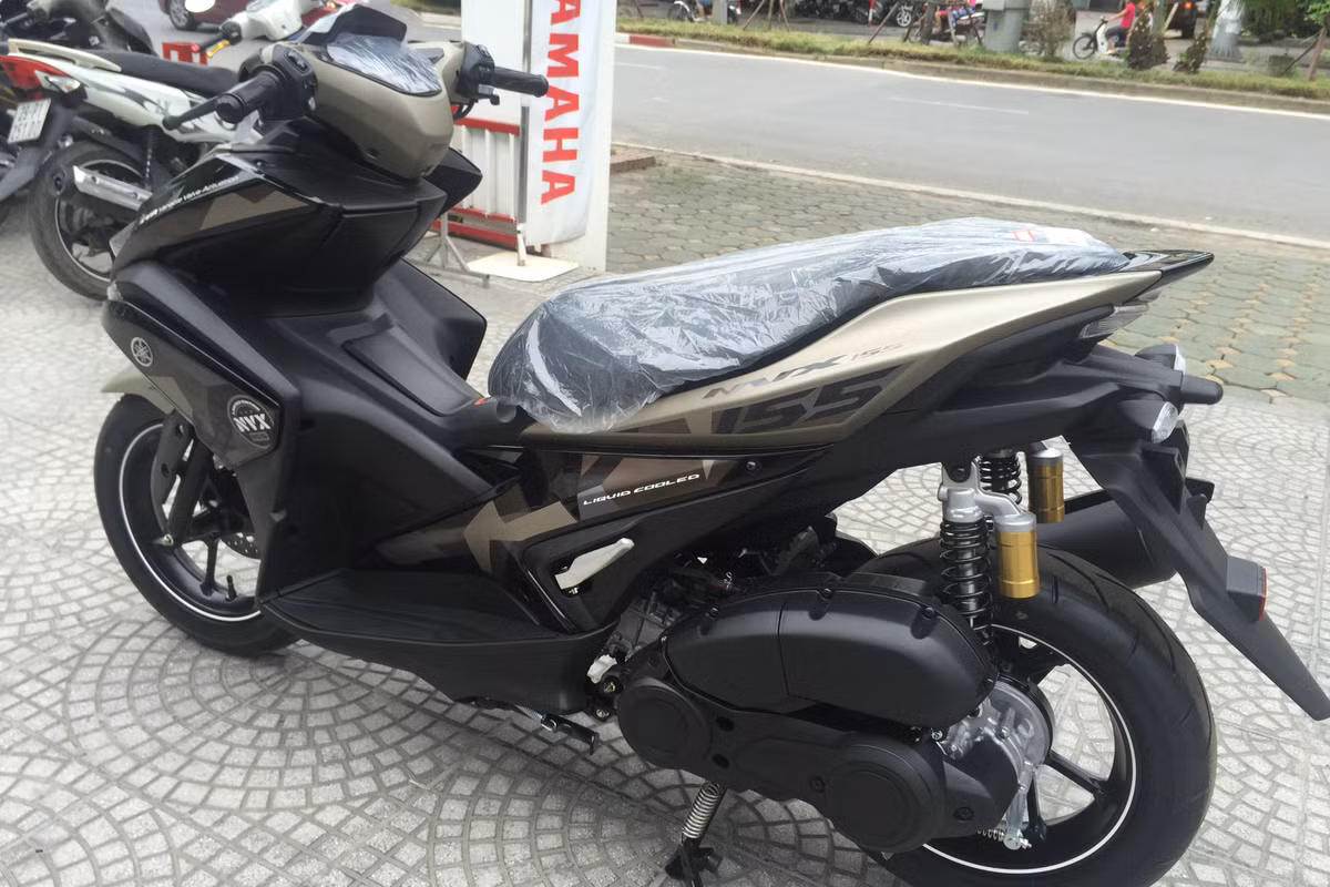 Trang bị an toàn trên xe gồm hệ thống chống bó cứng phanh ABS cho bánh trước, hệ thống khóa thông minh SmartKey với núm vặn đa chức năng giúp khởi động/ngắt động cơ không cần tra khóa, mở yên xe, mở nắp bình xăng, tìm xe dễ dàng trong bãi hoặc khi trời tối, hệ thống ngắt động cơ tạm thời Stop Start System (SSS)…