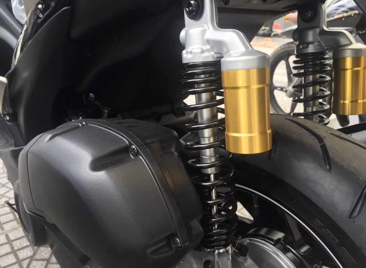 Cặp phuộc bổ sung thêm bình dầu mang kiểu dáng thể thao mạnh mẽ.