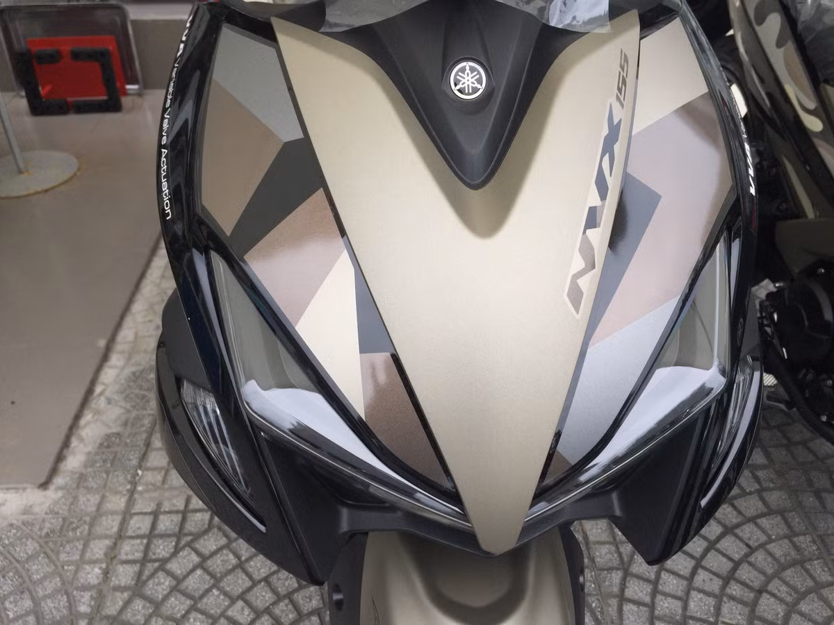 Thiết kế của NVX 155 Camo màu rằn ri quân đội không có nhiều thay đổi nào ngoài dàn áo bên ngoài cùng cặp phuộc mới. Phần đầu của xe với bộ mặt nạ lớn, tạo hình khá giống hình chữ M lớn đối xứng hai bên.