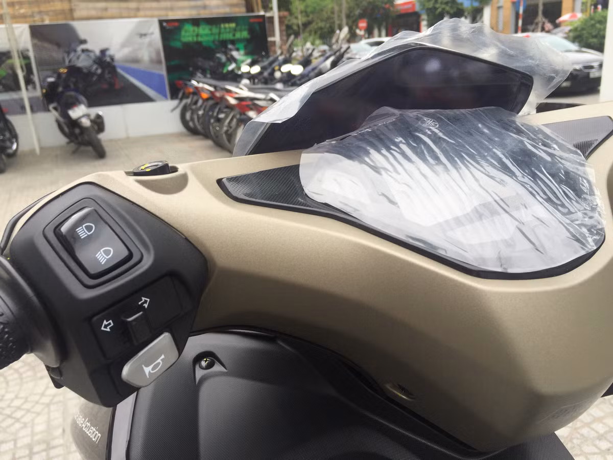 Mặt đồng hồ điện tử LCD 5.8-inch cho khả năng hiển thị cao cùng nhiều thông số hữu ích. Trên bảng đồng hồ với kiểu bố trí dạng chữ X, bạn có thể xem được tua máy ở trên cùng, ở ngay giữa là tốc độ, bên trái là mức nhiên liệu, bên phải là đồng hồ thời gian cùng đèn báo hệ thống VVA.