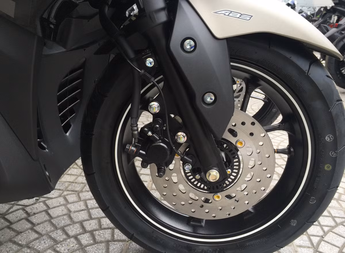  Bộ vành kích thước 14 inch với lốp trước kích thước 110/80 và lốp sau 140/70, trọng lượng không tải khoảng 100 kg cùng trục cơ sở dài 1.350 mm.