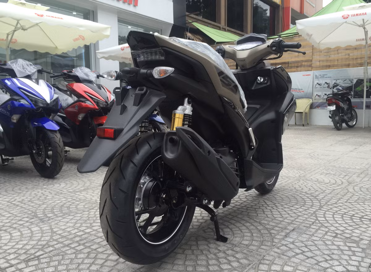 NVX 155 Camo có bình xăng 4.6 lít với nắp mở phía trước tiện lợi, cốp xe lớn với dung tích 25 lít để được 2 mũ bảo hiểm nửa đầu hoặc 1 mũ full-face, áo mưa và các vật dụng khác.