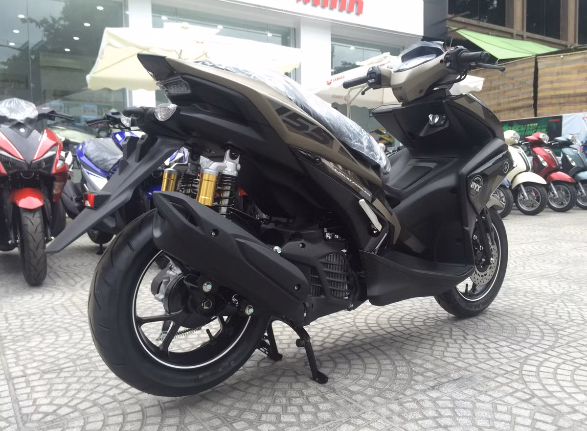 Mặc dù là phiên bản đặc biệt thu hút rất nhiều sự quan tâm từ người tiêu dùng khi đây là thế hệ được hãng trang bị bộ phuộc hoàn toàn mới thay thế cho hệ thống giảm xóc đôi với thiết kết ống lồng giảm chấn thủy lực kết hợp lò xo ở phía sau như trên bản Premium.