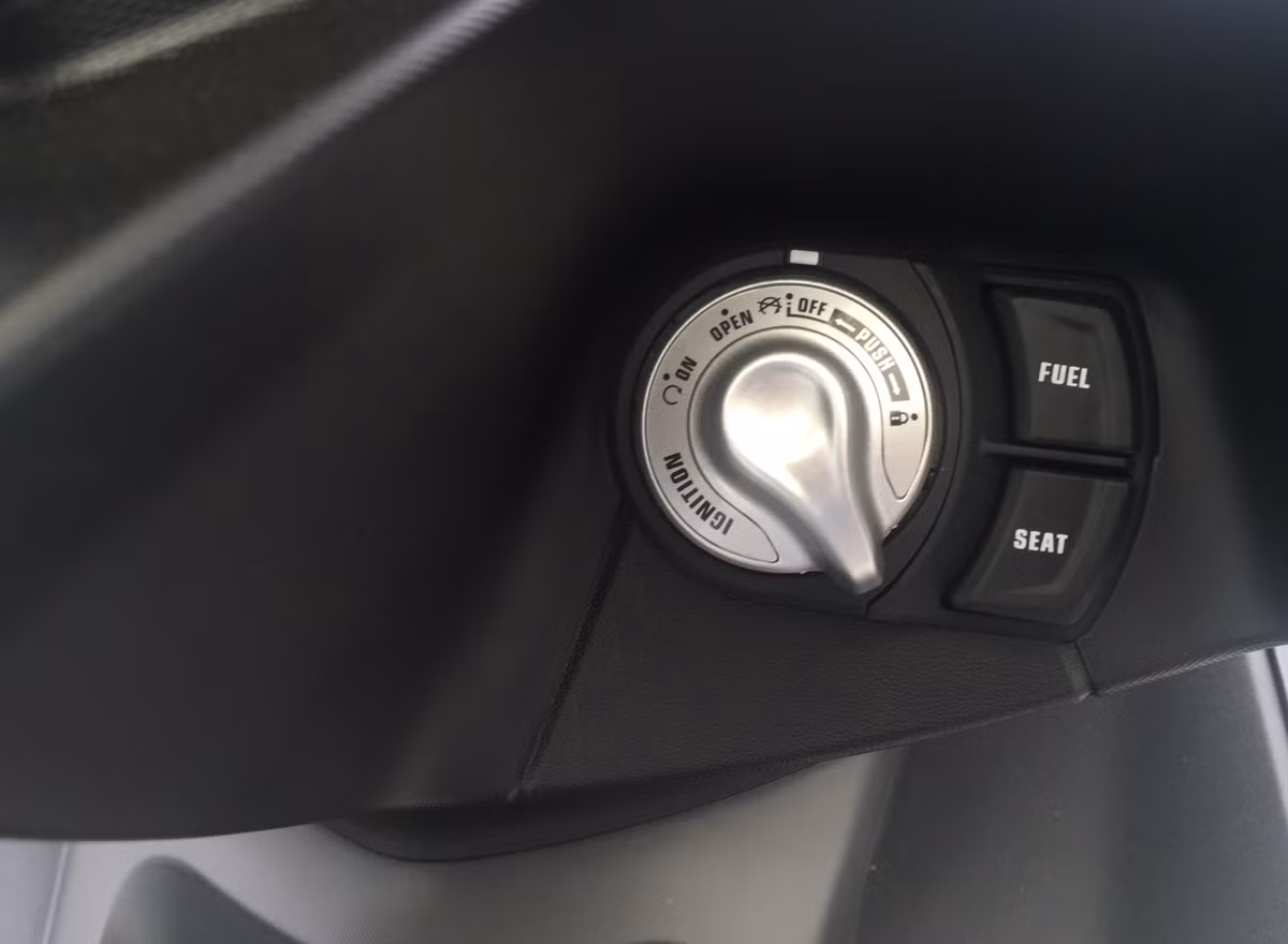 Hệ thống chìa khóa smartkey thông minh, khởi động bằng nút bấm.