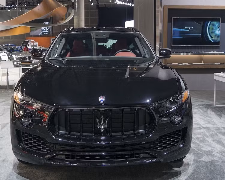 Màu sơn đen bóng Nero được sử dụng cho toàn bộ thân xe cùng bộ vành hợp kim đa chấu thể thao cùng với các chi tiết như lưới tản nhiệt, viền cửa xe, logo đinh ba, chụp ống xả được mạ chrome đen bóng thay vì bạc như những phiên bản thường. Riêng phần guốc phanh được thay từ màu đen thành đỏ nổi bật tạo điểm nhấn khi nhìn từ bên ngoài.