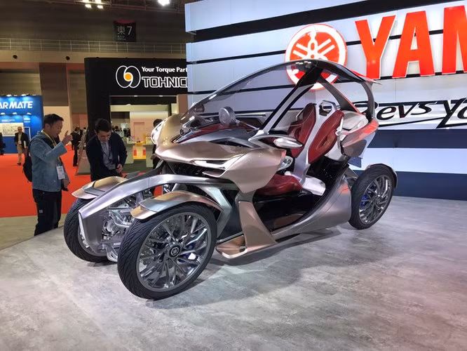 Yamaha MWC-4 được trang bị một mô-tơ điện với máy phát điện chạy bằng động cơ xăng. Cách vận hành của MWC-4 theo động của một chiếc mô tô khi thay vì vô-lăng, người lái sẽ điều khiển chiếc xe bằng ghi-đông tích hợp tay phanh và cùm công tắc, cùng với tư thế ngồi thoải mái như xe cruiser hay maxi scooter.