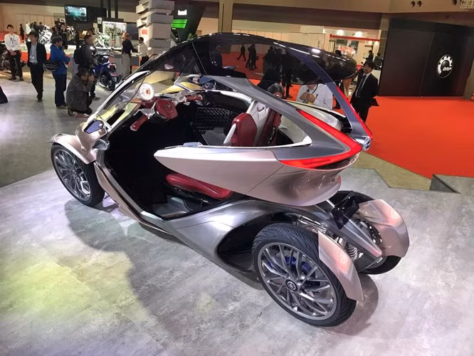 Mẫu concept 4 bánh Yamaha MWC-4 cũng nằm trong số những sản phẩm độc đáo của Yamaha lần này. Xe được thiết kế theo ý tưởng từ cả môtô lẫn ôtô. Đặc biệt có khả năng nghiêng uyển chuyển dù có thiết kế 4 bánh.