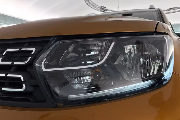 Cụm đèn pha dạng to bản, đa giác được chia thành từng tầng riêng biệt, kết hợp với đó là dải đèn LED định vị ban ngày, đèn sương mù dạng gương cầu nhỏ nằm đối xứng ở hai bên cản trước. Nắp ca-pô khỏe khoắn với đường gân dập nổi ấn tượng.