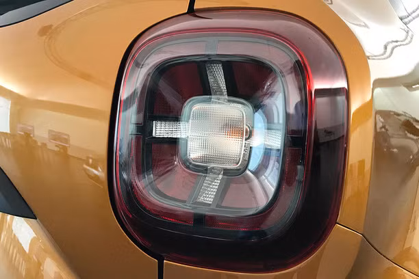 Ở phía sau, toàn bộ khu vực cụm đèn hậu có thiết kế khá giống chiếc Jeep Renegade, cản sau lớn kết hợp với tấm ốp màu bạc, ống-xả đơn nằm sâu phía dưới.