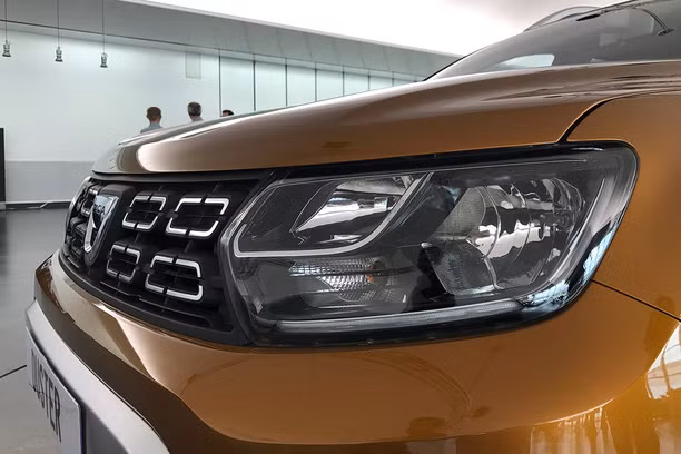 Ở phía trước, phần đầu của Duster 2018 nổi bật với bộ lưới tản nhiệt mở rộng, 4 lỗ thông hơi lớn, cản va trước nhô cao được trang bị thêm một tấm ốp mạ crôm sáng.