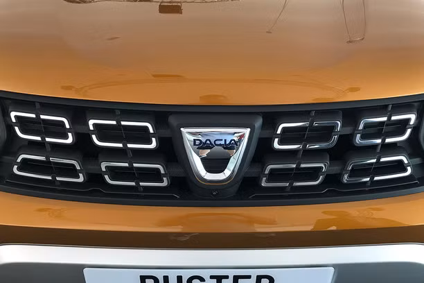 Trần xe được bổ sung thêm hai thanh giằng đồ làm bằng nhôm. Bộ mâm hợp kim 5 chấu kích thước 17 inch. Xe có chiều dài tổng thể 4.316 mm, rộng 1.822 mm, cao 1.630 mm và chiều dài cơ sở 2.673 mm.