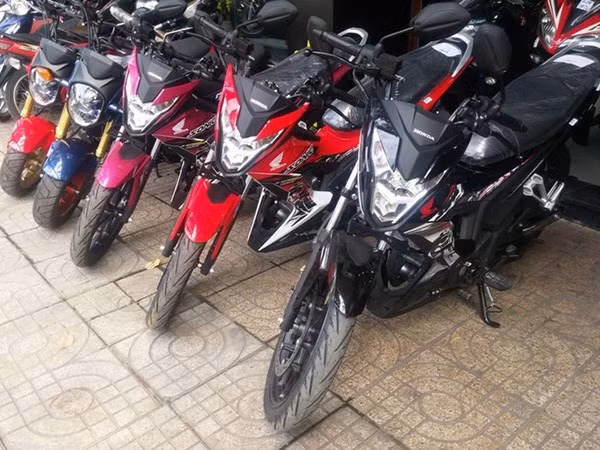Trong khi đó, Honda Sonic 150R là "hậu duệ" của dòng hyper underbone Sonic 125 nổi tiếng, mẫu "xế nổ côn tay" được dân chơi xe trên khắp khu vực Đông Nam Á ưa chuộng. Nền tảng khung, máy và nhiều chi tiết của mẫu xe này sau đó cũng tiếp tục được Honda biến đổi để tạo ra chiếc xe côn tay underbone đình đám trong Winner 150.