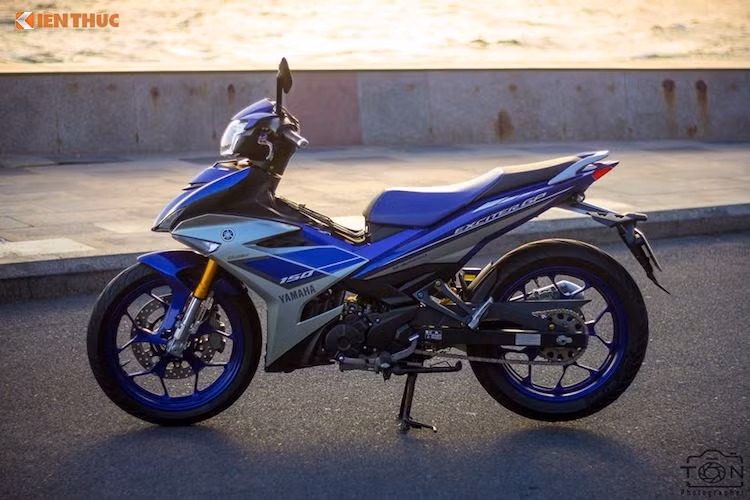 Cung cấp sức mạnh cho Exciter 150 là khối động cơ 4 thì, xi-lanh đơn, dung tích 149,7cc, 4 van, làm mát bằng dung dịch, cam đơn SOHC, công suất 11,3 kW tại 8.500 vòng/phút và mô-men xoắn cực đại 13,8 Nm tại 7.000 vòng/phút, tỷ số nén 10,4:1, đi cùng hộp số 5 cấp. Tại thị trường Việt Nam, xe có giá bán từ 44,9 đến 46,9 triệu đồng và đạt doanh số 98.143 xe trong 6 tháng đầu năm 2017.