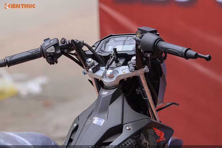 "Trái tim" của Honda Sonic 150R mới là khối động cơ xy-lanh đơn, 149,15 cc, làm mát bằng dung dịch, cam đôi DOHC. Động cơ này tạo ra công suất tối đa 16 mã lực tại 9.000 vòng/phút và mô-men xoắn cực đại 13,5 Nm tại 8.500 vòng/phút, mạnh hơn 0,6 mã lực so với Yamaha Exciter 150.