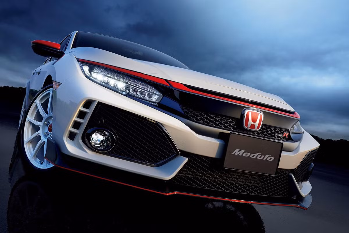 Điểm nhấn màu cam nằm ở trên đèn pha và lưới tản nhiệt, ốp thân xe, viền cốp và ốp gương. Modulo cũng đưa ra tùy chọn bánh xe sọc cam đồng bộ có tên MS-037.