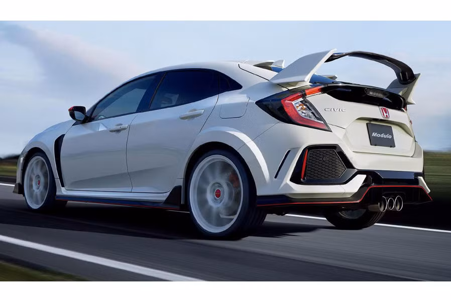 Những trang bị riêng biệt được bán với giá từ 1.5120 yen (136 USD) đối với vỏ gương cho tới đến 45.360 yen (420 USD) đối với bộ bánh xe. Trong số đó, không thể không kể đến cánh lướt gió làm từ 2 lớp carbon trị giá lên tới 172.800 Yen, tương đương với 1.563 USD.