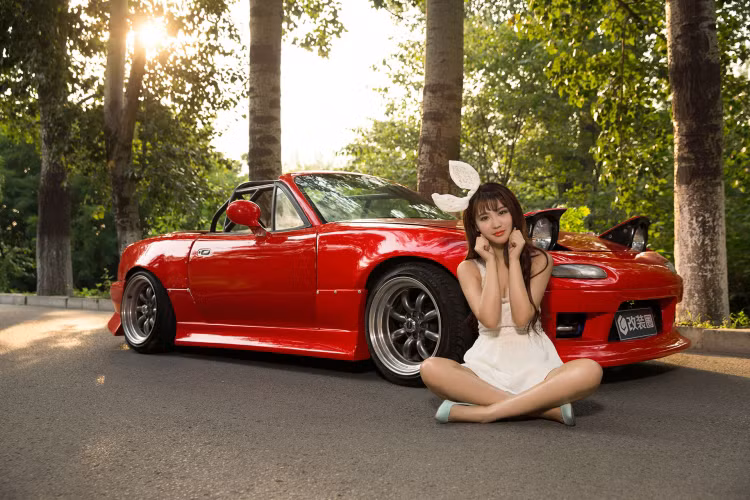 Vẻ đẹp ngây thơ của hotgirl áo trắng “Thỏ con” bên cạnh chiếc xe thể thao mui trần giá rẻ Mazda MX-5 độ khủng hút mọi ánh nhìn từ cánh mày râu.