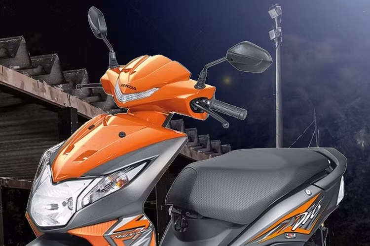 Mặc dù là mẫu xe tay ga giá rẻ, tuy nhiên Honda Dio 2017 vẫn được trang bị cụm đèn phía trước lớn dạng bóng halogen với chóa to bản. Đèn định vị LED được Honda khéo léo đặt trên đầu xe chứ không bố trí ở dưới mặt nạ trước như đa số xe trên thị trường hiện nay.