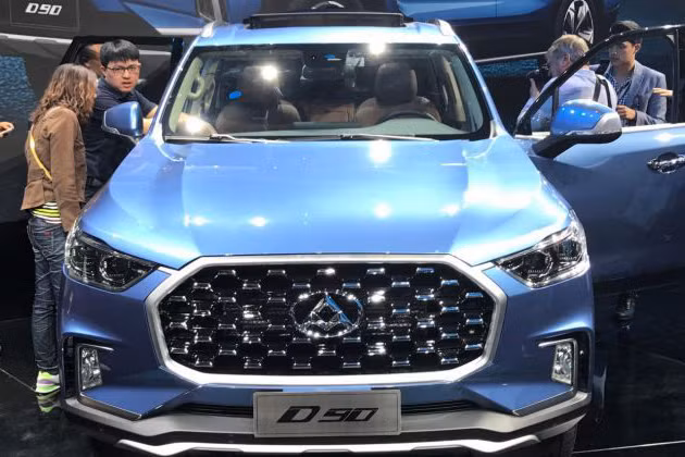 Phần đầu với bộ lưới tản nhiệt đa giác dạng kim cương, viền bao quanh bằng crôm sáng dạng chữ C ngược, cụm đèn pha LED sắc sảo, đèn sương mù bắt mắt cùng cản trước mở rộng.