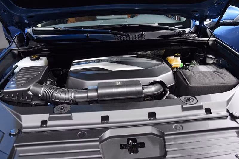 Ở thị trường Trung Quốc, D90 LDV sẽ có một phiên bản sử dụng động cơ xăng 2.0 lít tăng áp. Động cơ này sẽ sản sinh ra công suất 224 mã lực và mô-men xoắn cực đại 360 Nm cùng hộp số sàn 6 cấp.