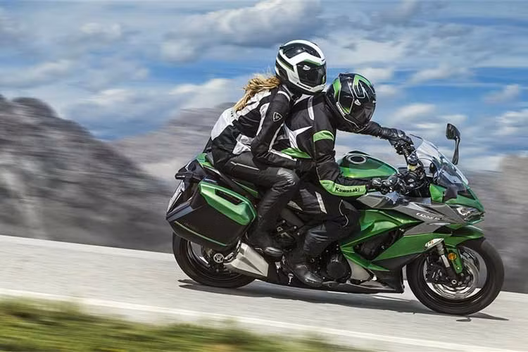 Mẫu môtô Sport-touring tốt nhất năm nay là chiếc Kawasaki Z1000SX. Xe có ngoại hình khá khác biệt với tay lái cao, bình xăng lớn phù hợp với đường trường. Z1000SX có khả năng tăng tốc từ 0-100 km/h trong 3,3 giây và đạt tốc độ tối đa 247 km/h.