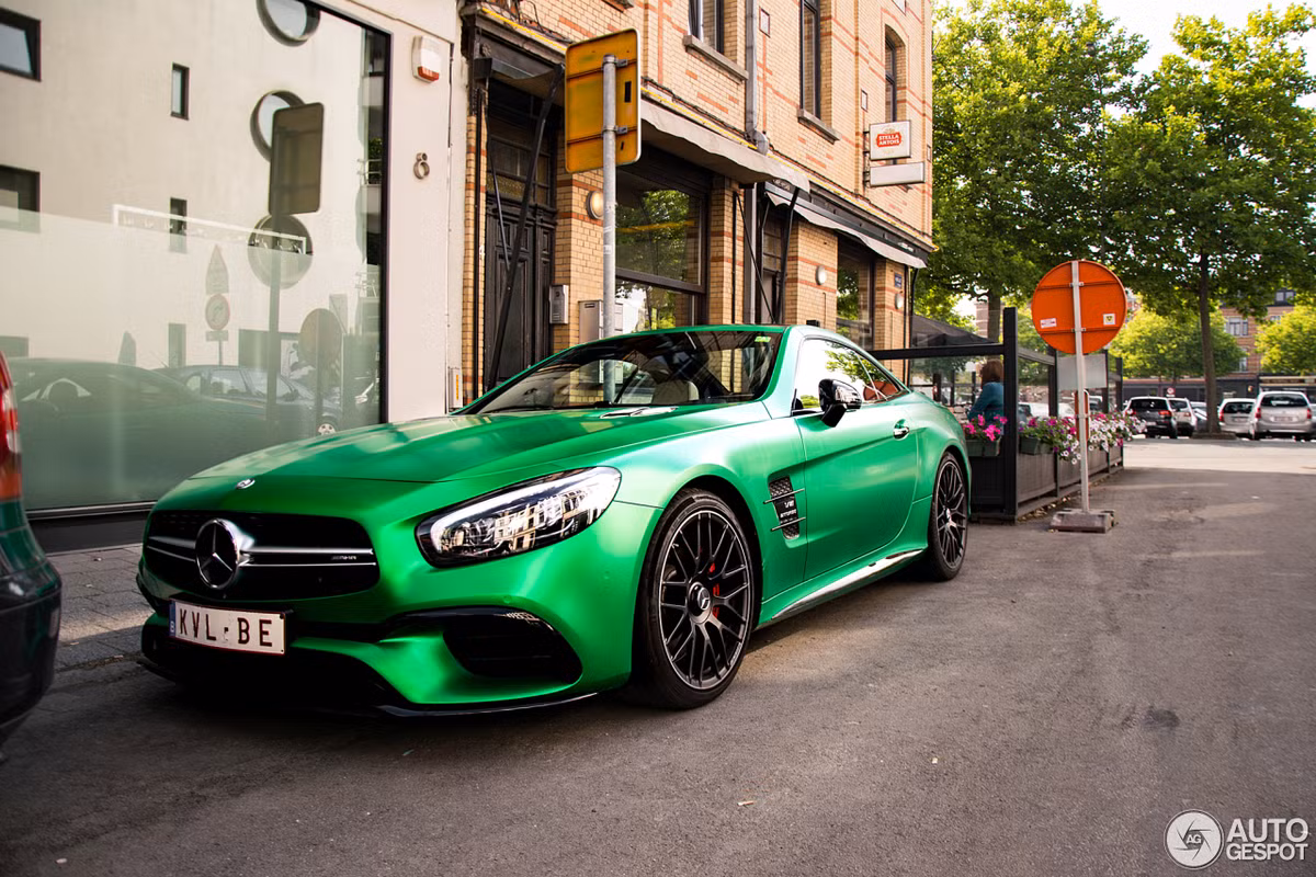 Mẫu siêu xe thể thao Mercedes-Benz SL63 AMG được biết đến là mẫu xe thể thao hai chỗ ngồi, mui cứng có thể gập điện, phù hợp với những người muốn một chiếc xe hai trong một.