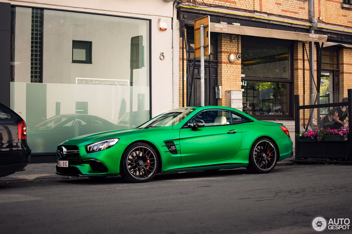 Bị bắt gặp trên đường phố Antwerp, Bỉ vào ngày 10/7 vừa qua, chiếc siêu xe thể thao hai cửa Mercedes-Benz SL63 AMG nhanh chóng trở thành tâm điểm bàn tán khi diện “dàn áo” xanh nõn chuối bắt mắt.